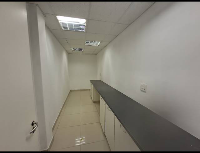 490M² OFFICE TO LET IN HYDE PARK